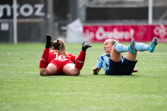 Örebros Carly Wickenheiser och Djurgårdens Tove Almqvist