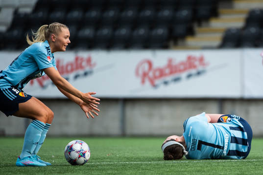 Djurgårdens Louise Hvarfner och Hayley Dowd