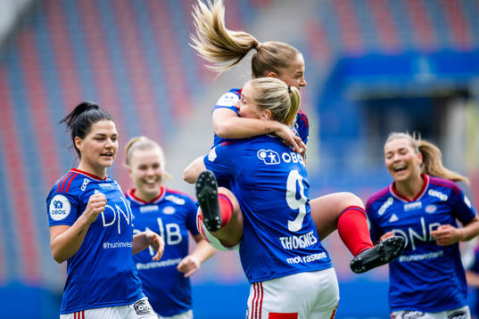 Dejana Stefanovic of Vålerenga celebrates with teammates