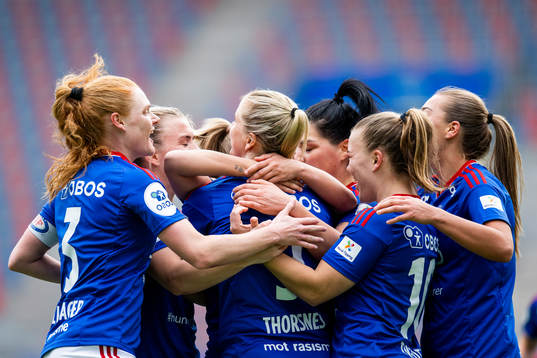 Players of Vålerenga celebrate the 1-0 goal