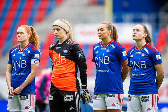 Stine Ballisager Pedersen, goalkeeper Guro Pettersen, Malin