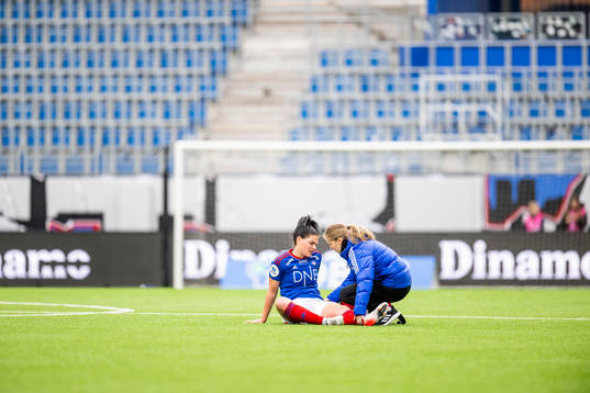 Dejana Stefanovic of Vålerenga gets medical treatment