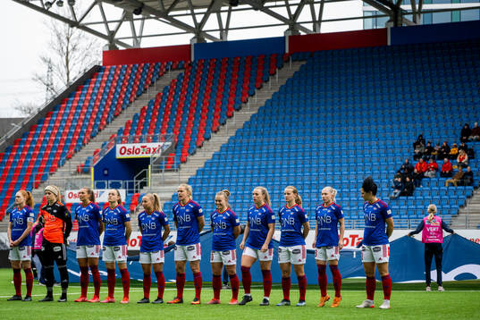 Stine Ballisager Pedersen, goalkeeper Guro Pettersen, Malin