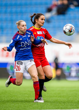 Runa Lillegård of Vålerenga and Synne Vatshelle Raa of