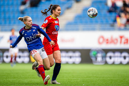 Runa Lillegård of Vålerenga and Synne Vatshelle Raa of