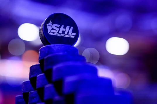 Match puck med SHL logo före kvartsfinal två i SHL mellan
