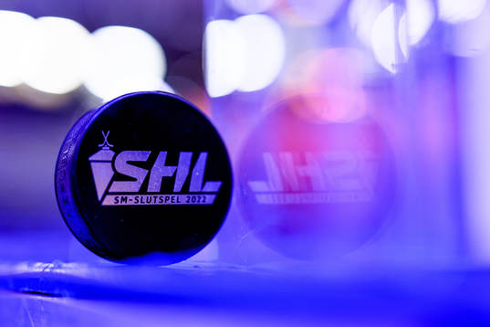 Match puck med SHL logo före kvartsfinal två i SHL mellan