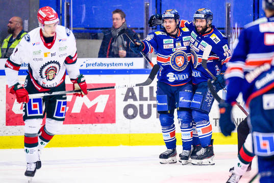 Växjös Joel Kellman och Tobias Rieder jublar