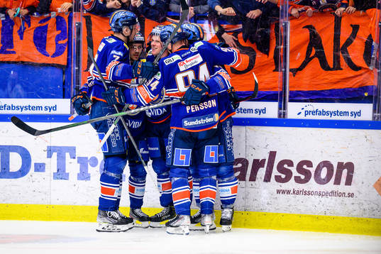 Växjös Olle Lycksell i mitten jublar