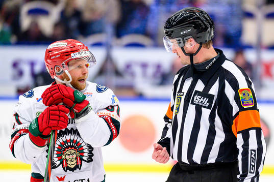 Frölundas Ryan Lasch pratar med Domare Johan Nordlöf