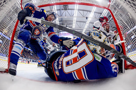 Växjös Erik Josefsson och målvakt Adam Åhman deppar och