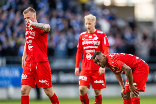Värnamos Victor Eriksson och Abdussalam Magashy deppar