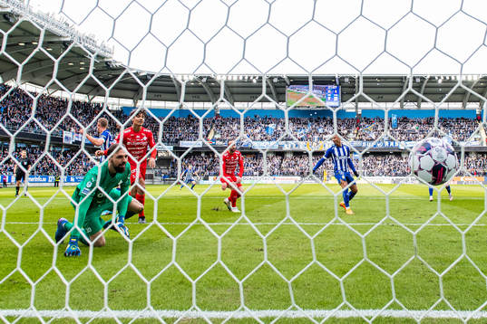 IFK Göteborgs Simon Thern gör 1-0 bakom Värnamos