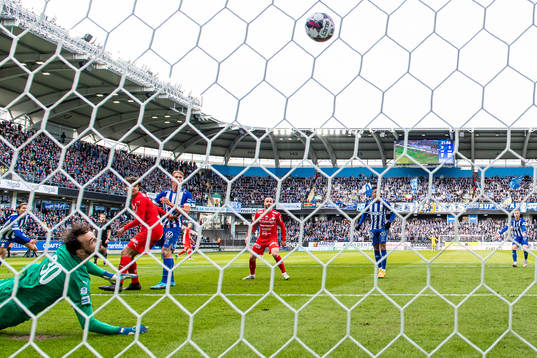 IFK Göteborgs Simon Thern gör 1-0 bakom Värnamos