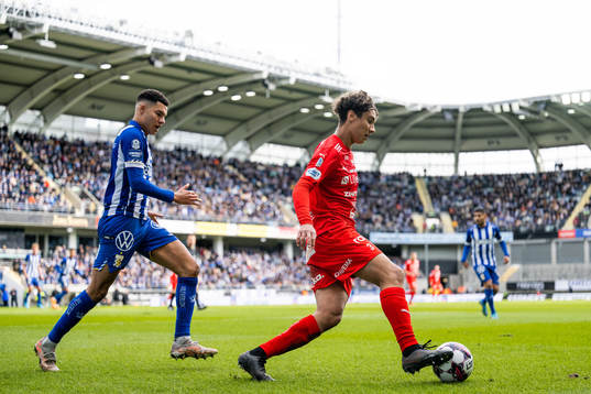 IFK Göteborgs Alexander Jallow och Värnamos Robin Tihi