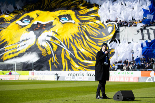 Joel Alme uppträde innan fotbollsmatchen i Allsvenskan