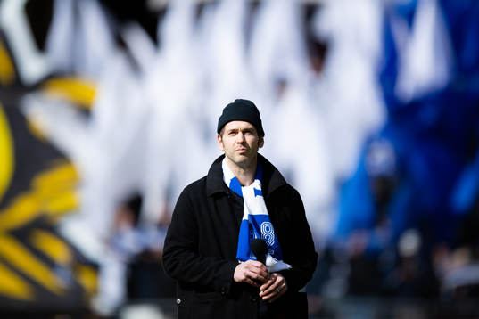 Joel Alme uppträder innan fotbollsmatchen i Allsvenskan