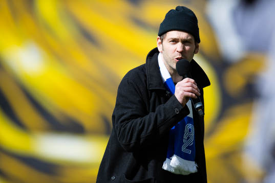 Joel Alme uppträder innan fotbollsmatchen i Allsvenskan