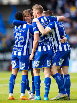 IFK Göteborgs Simon Thern jublar med lagkamrater