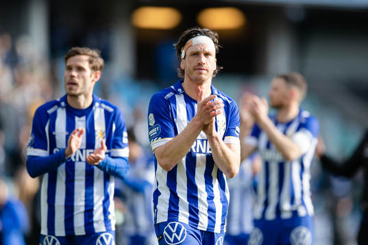 IFK Göteborgs Gustav Svensson tackar publiken