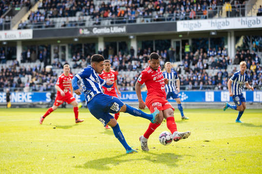 IFK Göteborgs Hosam Aiesh och Värnamos Wenderson Oliveira