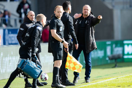 Värnamos assisterande tränare Jonas Thern reagerar på