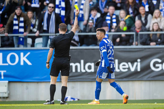 Domare Kristoffer Karlsson ger IFK Göteborgs Tobias Sana
