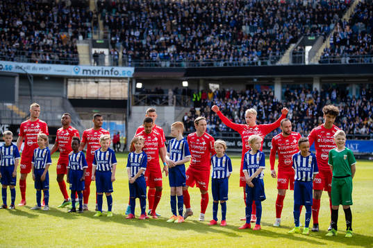 Värnamo på line up innan fotbollsmatchen i Allsvenskan