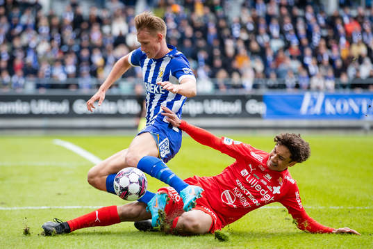 Värnamos Robin Tihi glidtacklar IFK Göteborgs Oscar