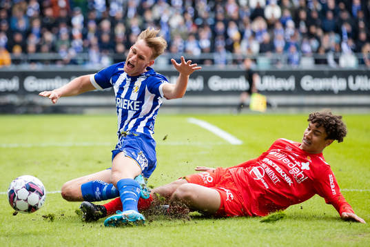 Värnamos Robin Tihi glidtacklar IFK Göteborgs Oscar