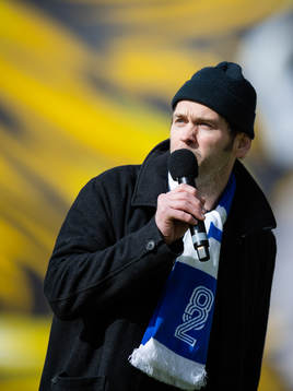 Joel Alme uppträder innan fotbollsmatchen i Allsvenskan