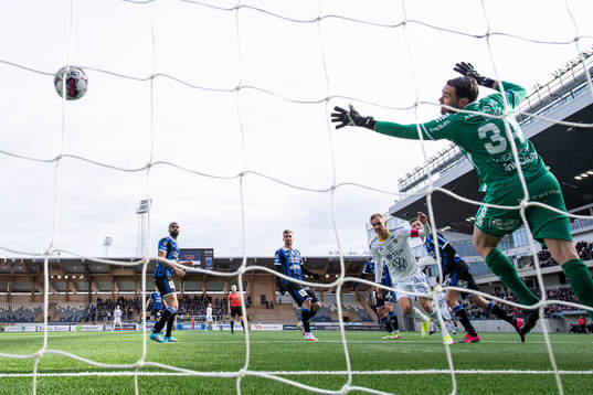 Sundsvalls Pontus Engblom gör 1-0 bakom Sirius målvakt