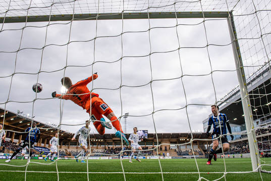 Sundsvalls målvakt Andreas Andersson släpper in 2-1 av