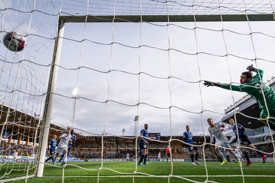 Sundsvalls Pontus Engblom gör 1-0 bakom Sirius målvakt