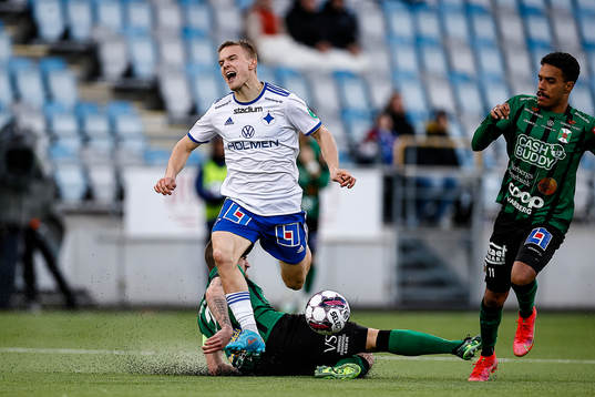 IFK Norrköpings Jacob Ortmark fälls av Varbergs Jon