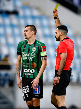 Varbergs Jon Birkfeldt som får varning av domare Mohammed