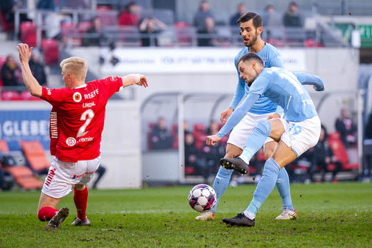 Kalmars Alex Lindahl försvarar mot Malmö FFs Veljko