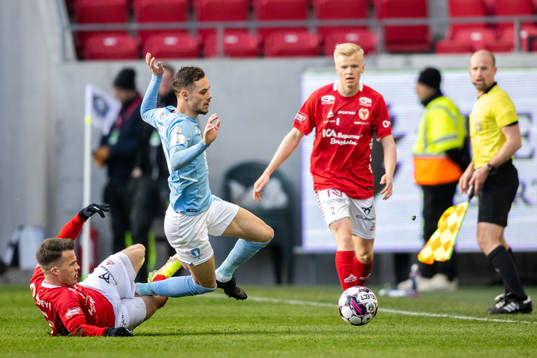 Kalmars Simon Skrabb och Malmö FFs Veljko Birmancevic
