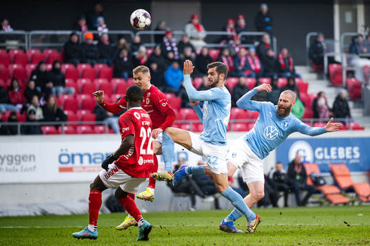 Kalmars Nahom Girmai Netabay försvarar mot Malmö FFs Adi