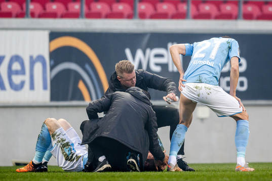 Malmö FFs Lasse Nielsen och Dennis Hadzikadunic  får vård