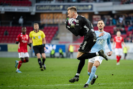Kalmars målvakt Ricardo Friedrich och Malmö FFs Veljko