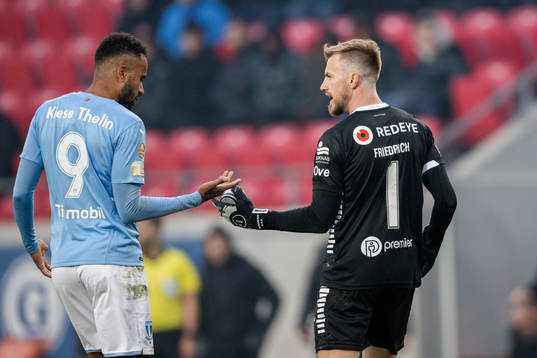 Malmö FFs Isaac Kiese Thelin och Kalmars målvakt Ricardo