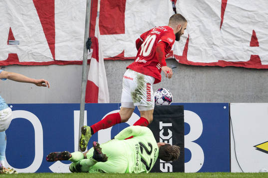 Kalmars Filip Sachpekidis och Malmö FFs målvakt Johan