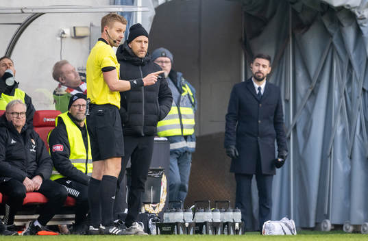 Domare Glenn Nyberg och Kalmars tränare Henrik Rydström