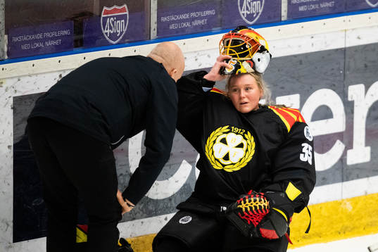 Brynäs målvakt Ellen Jonsson har ont