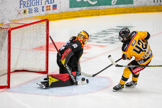 Brynäs målvakt Ellen Jonsson och Luleås Viivi Vainikka