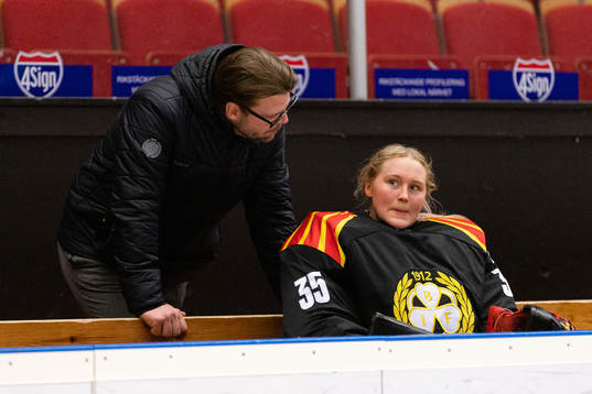 Ove Molin med Brynäs målvakt Ellen Jonsson som deppar