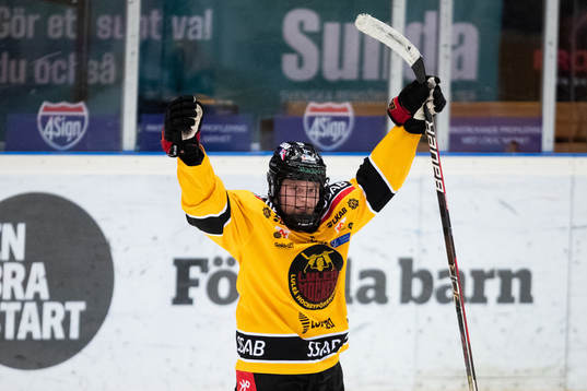 Luleås Viivi Vainikka jublar