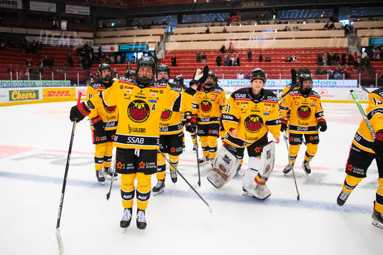Luleås Ronja Savolainen och lagkamrater jublar