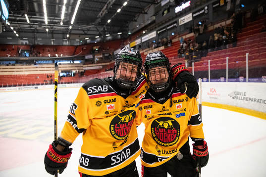 Luleås Petra Nieminen och Noora Tulus jublar